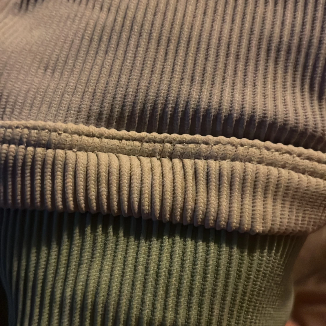 Ribbad bikiniunderdel i pastellfärger - 3