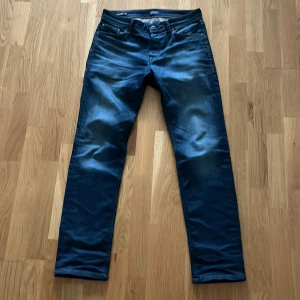 Jack & Jones jeans - Jack & Jones jeans i grymt skick. Storlek 30/32. Modellen heter Tim och sitter Slim/Straight. Vid fler frågor eller funderingar är det bara att skriva!