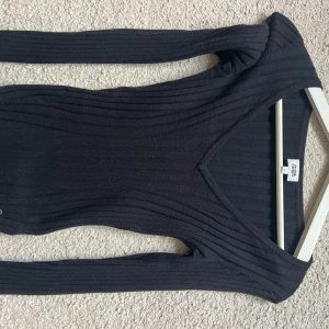 Svart ribbad långärmad topp  - Säljer en svart ribbad långärmad topp från twist and tango med v-ringning. Snygg och enkel modell som passar till mycket. Perfekt basplagg i garderoben!