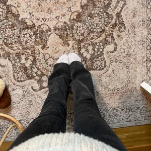 Svarta urtvättade bootcut jeans - Bra skick, storlek 40 men skulle säga att de mer passar en 36/38