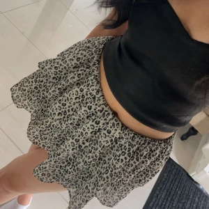 Liopard kjol från kapphal - Säljer min leopard kjol, den är slutsåld och i storlek 164, passar som XS/S. Perfekt och i bra skick. Skriv för mer info 