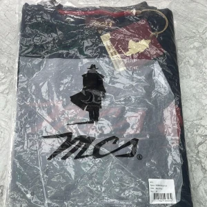 T-shirt med tryck från MCS - Säljer en t-shirt från MCS med stort tryck av en siluett och logga på framsidan. Klassisk passform och rund halsringning. Perfekt för dig som gillar streetwear. 