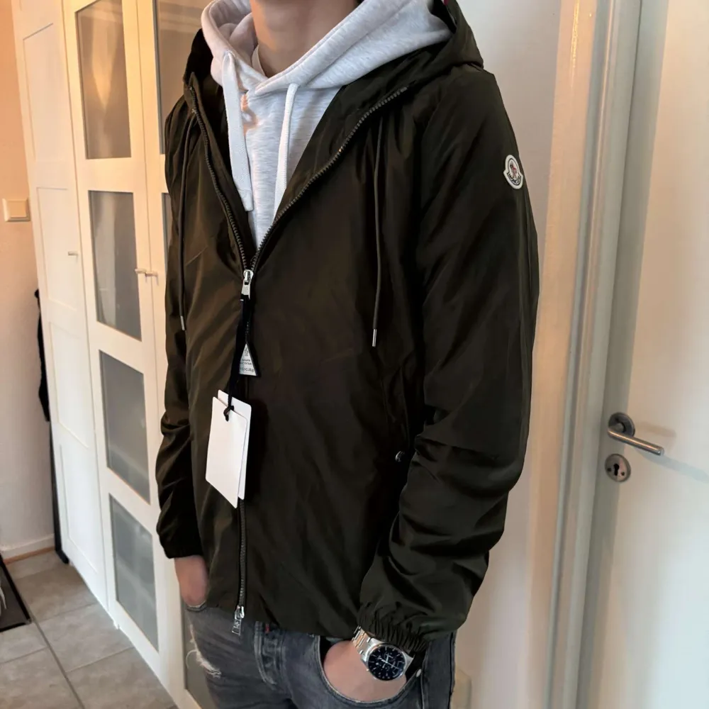 Nästan helt ny moncler windbreaker sjukt stilren och passar till allt jackan är självklart äkta och kvitto finns bara höra av dig vid frågor och funderingar 😃pris går att diskuteras vid snabb affär . Takit.