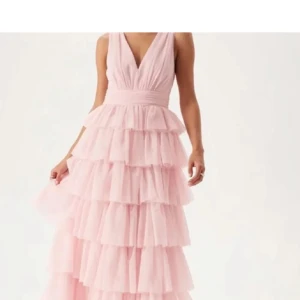 Ljusrosa balklänning - SÖKER DENNA!!! Söker denna balklänning i 34/36!! Hör av er direkt💕💕💕