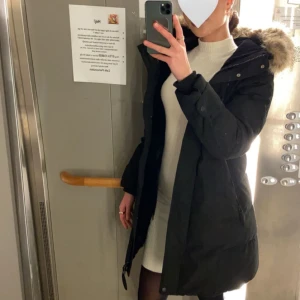 Svart vinterjacka med fuskpäls från Zara - Svart vinterjacka från Zara med avtagbar päls. Köpt för 1000kr. Storlek XS men passar även S. Mycket varm om vintern och bra passform. Använd men i gott skick - inga hål eller defekter. 