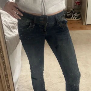 Mörkblå ltb jeans väldigt low waist  - Säljer ett av mina Ltb byxor använda en gång då jag beställde fel stl och modell.stl 24/32 modelln Jonquil straight leg vet ibte om dom säljs fortfarande köptes för 749 säljs för 400+ frakt