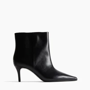 Svarta boots med klack och spetsig tå - Så snygga! Använda 1 gång, kom privat för fler bilder