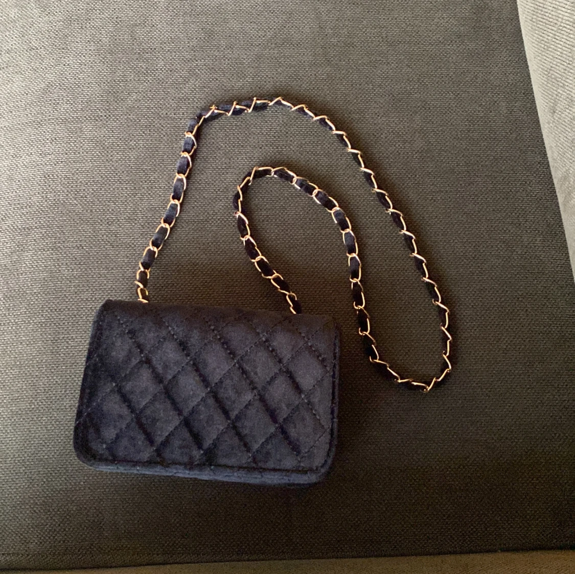 Svart quiltad axelväska med guldkedja - 1