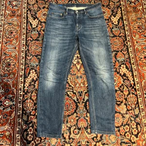 Acne blå konst jeans! - Sjukt feta acne jeans med en riktigt nice wash! Midja:40cm längd:96cm