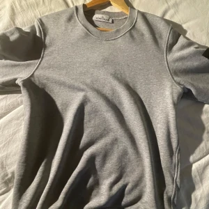 Grå sweatshirt från Stone Island - ( säljer åt min bror) stone island sweatshirt i storlek s köpt på nk Stockholm ( kvitto finns) använd sparsamt. Inga tecken på användning. Skriv vid frågor.