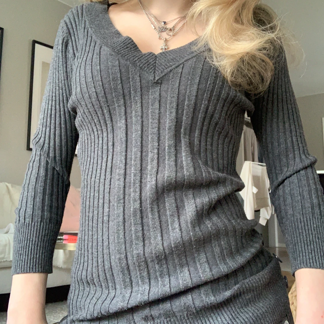 Grå ribbad tröja med v-ringning