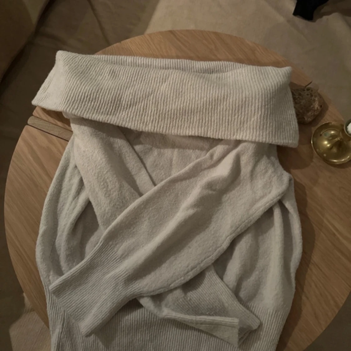 Vit offshoulder stickad tröja