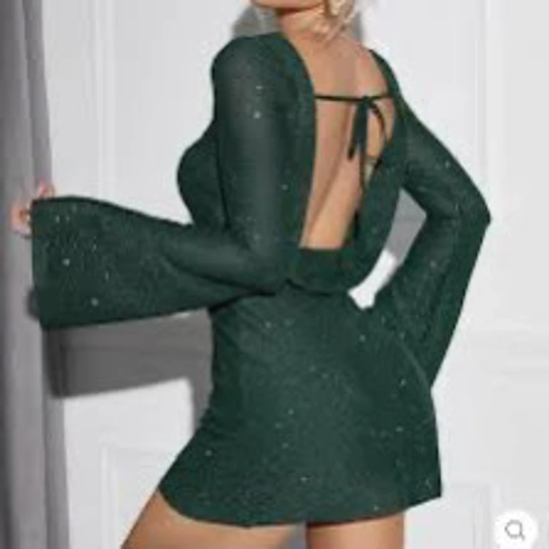 Mörkgrön glittrig klänning med öppen rygg - 1