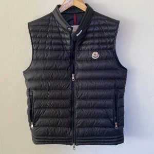 Moncler väst - Säljer nu denna stilrena moncler väst! Skick 9,5/10, ser typ helt ny ut. Storlek 4 men passar M. Självklart Äkta! 