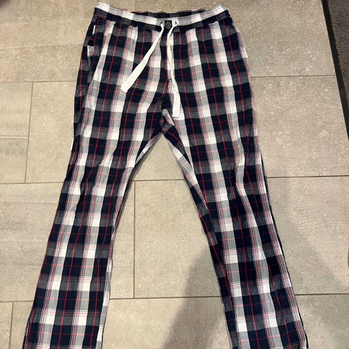 Rutig pyjamasbyxa med snörning i midjan