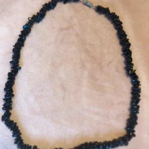 Vintage halsband - Äldre halsband jag ärvt. Lite gotisk stil med blanka stenar. Inga defekter eller skavanker, har själv aldrig använt det och har inga tecken på användning 🌸