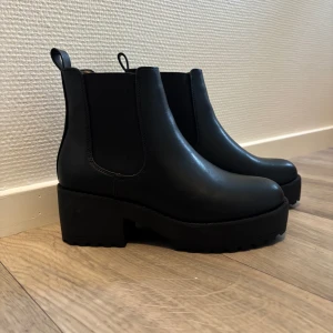 Svarta  boots med klack - Säljer ett par svarta boots med klack. Använda en gång, storlek 37💕