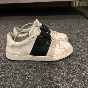 Valentino open - Skick 7/10 , Riktigt sköna och snygga skor, Det följer med extrasnören,dustbag och nått brev med massa papper, byten kan vara intressant.