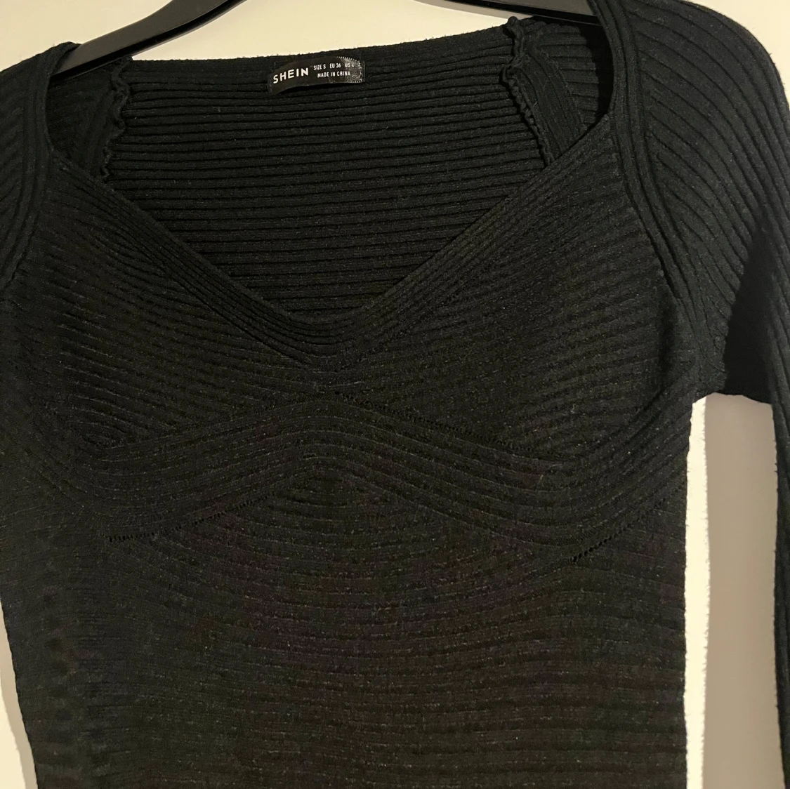 Svart ribbad topp från SHEIN - 1