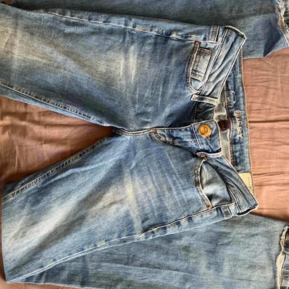 Lågmidjade jeans som tyvärr inte passa mig. Det är slitna längst nere men annars i bra skick!❤️. Farkut & Housut.