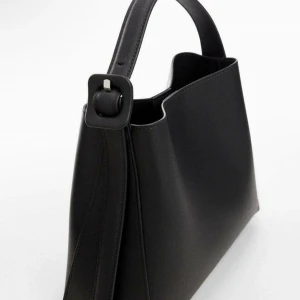 Svart handväska från MNG - Väskan har ett stort huvudfack och innerficka med dragkedja. Köpt 2024.