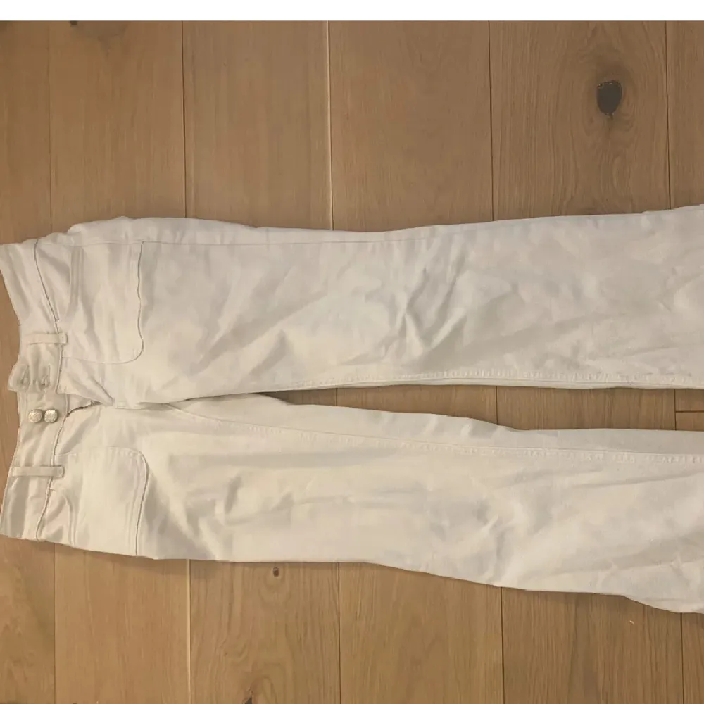 low waist bootcut jeans från Nelly som ja köpte från en annan tjej på plick 🤩Byxor är i bra skick förutom nåra fläckar (se sista två bilderna), fläckarna syns inte på håll och man lägger knappt märke till de, men säljer de ändå lite billigare. Har inte testat behandlat fläckarna💗Nypris: 700. Farkut & Housut.
