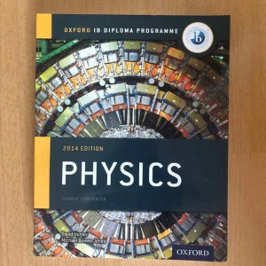Physics Course Companion 2014 Edition - Säljer boken 'Physics Course Companion' för IB Diploma Programme, 2014 edition, från Oxford University Press. Författare är David Homer och Michael Bowen-Jones. Omslaget har en färgglad vetenskaplig illustration och boken är på engelska. Aldrig använt!!!