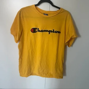 Champion tröja - T-shirt ifrån champion. Använd fåtal gånger. Bra skick ! Storlek M. 🌸