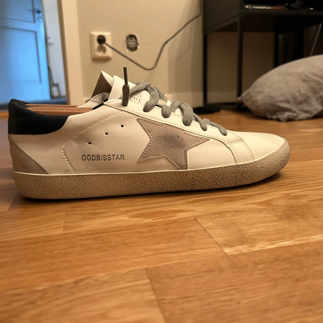 Vita sneakers från Golden Goose med grå stjärna - 3