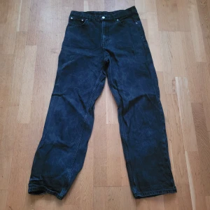 Svarta jeans från Weekday, Galaxy - Säljer ett par svarta jeans från Galaxy straight loose, som är en baggy modell. Klassisk femficksmodell med raka ben. Storleken är 30 x 32i