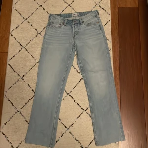 Ljusblå low raka ben jeansbyxor från 157 - Säljer ett par ljusblå jeansbyxor från 157 i storlek S. Byxorna har klassisk femficksdesign, raka ben, low waist och normal passform. Perfekta för en avslappnad och stilren look. Har nyligen köpt men tyvärr växt ur dom.