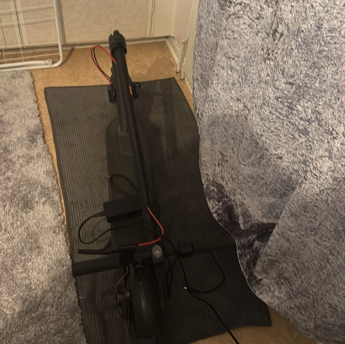 Svart elscooter med röda detaljer - 2