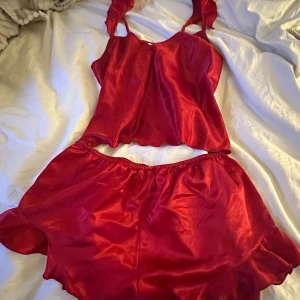 Röd satinpyjamas - Röd pyjamas i satinmaterial från bubbleroom, kommer inte till användning 🩷🩷passar mig som är S/M