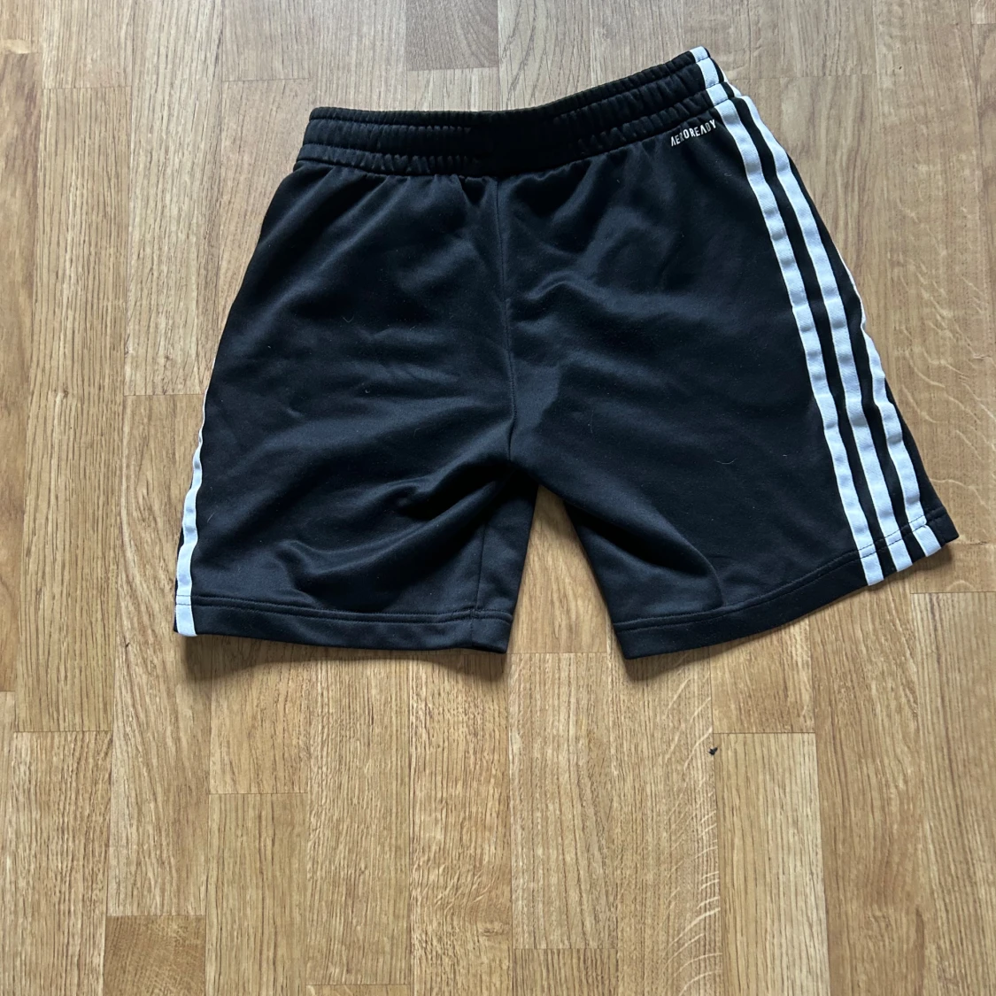 Svarta Adidas shorts med vita ränder - 1