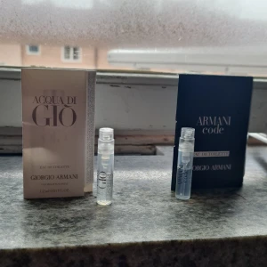 Parfymprover Armani Code & Acqua di Giò - Två exklusiva parfymprover från Giorgio Armani: Armani Code och Acqua di Giò. Båda är eau de toilette och kommer i små genomskinliga sprayflaskor med tillhörande kartongförpackningar, en svart och en ljusbeige. Perfekt för att testa dofterna. Säg till om ni har några frågor ☺️