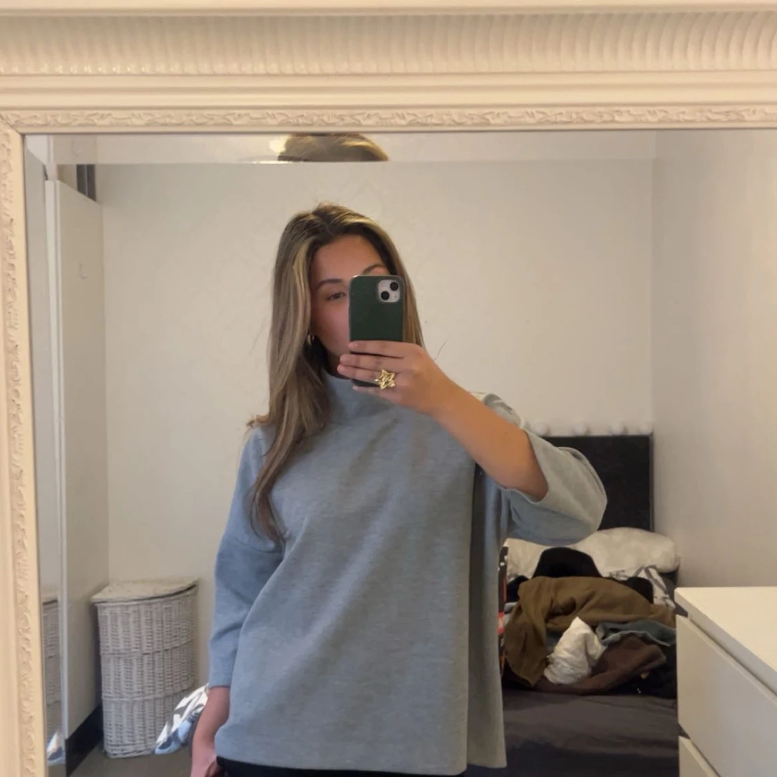 Grå polotröja i oversized modell