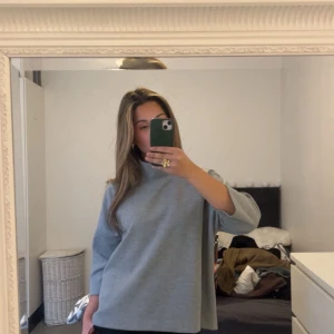 Grå polotröja i oversized modell - Säljer en enkel och hög kragig tröja men lagom långa armar, den är lite för stor för mig nu 