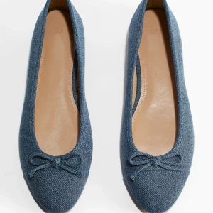 Blå ballerinaskor i jeans med rosett - Snygga ballerinaskor i blått jeanstyg med en söt rosett framtill. Perfekta att matcha med både jeans och klänning. Säljer då det var en aning för stora för mig men hann inte lämna tillbaka i tid!  Prislapp och allt är därför kvar