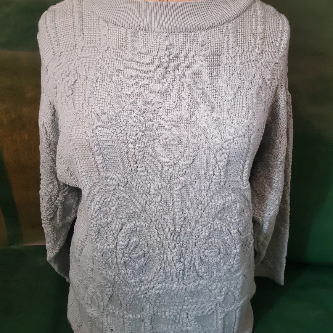 Ljusgrå stickad tröja med strukturmönster