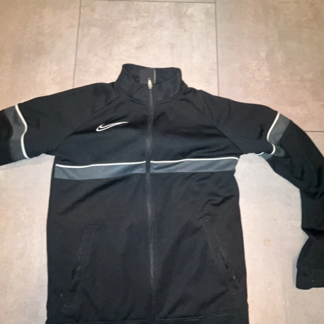 Svart träningsjacka från Nike