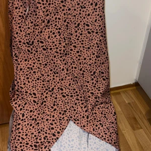 Brun och svar kjol - Säljer en brun och svart lång kjol. Det är omlott med knytning vid sidan Dalmatin kjol. Den har en lös passform och är tillverkad i ett mjukt, lätt material som faller snyggt. 