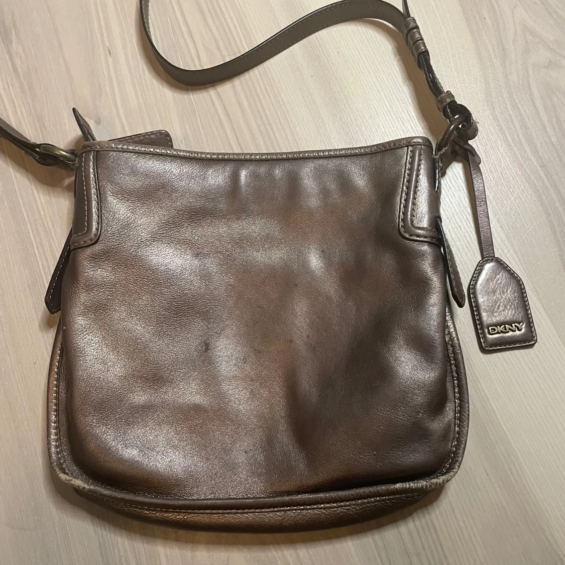 Bronsfärgad axelväska från DKNY