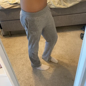 Juicy couture byxor - Ett par juicy couture byxor (barn storlek 15-16 år) köpta för ca 1 år sedan andvänts 2-3 ggr. 🎀🎀