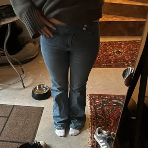 Blå bootcut jeans med låg midja - Säljer dem här skitsnygga och jättetrendiga jeansen från Hm, storlek M men passar både midre och större. ❤️