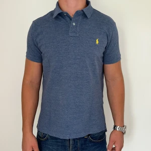 Ralph Lauren piké custom fit  - Ralph Lauren | Mycket bra skick | Size - M | Nypris 1600 mitt pris 499 | Hör av dig vid minsta fråga eller fundering📩