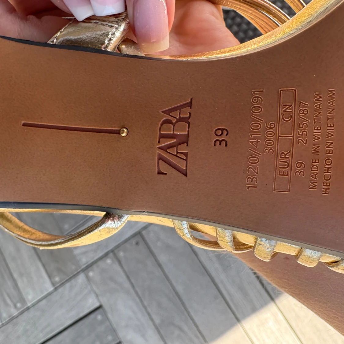 Guldiga sandaler med klack från Zara - 3