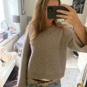 Beige stickad tröja med breda ärmar - Så skön, från monki