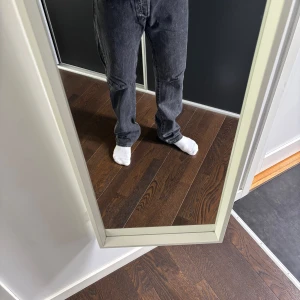 Levis 501 svarta W31 L32 - Levis 501 i storlek 31/32. Ser ut som slim fit men känns inte lika slim, stora sköna fickor. Använda ett fåtal gånger men säljer för det va inte min stil. Hör av dig om du vill köpa eller veta mer