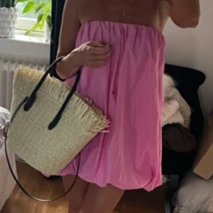 Axelbandslös rosa kortklänning - SÖKER den här klänningen från Zara i stl M. Någon som har och vill sälja?🙏🏻💖