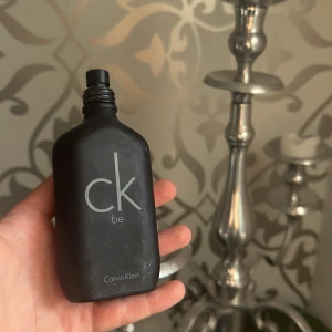 Calvin klein parfym, CK BE - Luktar riktigt gott och mysigt, ganska lite mängd ish 25/100ml  kvar men de är värt alla droppar, har fått bra med komplimanger från denna doft och rekommenderas. Pris går alltid att diskutera. 